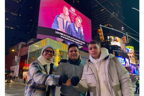 Nueva York reconoce el éxito de Gio y Gabo con un Billboard en Times Square durante el estreno del acústico de “Casi que No”