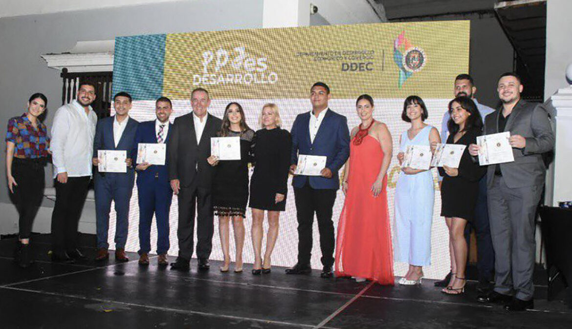 Secretario de Desarrollo Económico premia con becas Teodoro Moscoso  y Medallas del Gobernador a jóvenes destacados