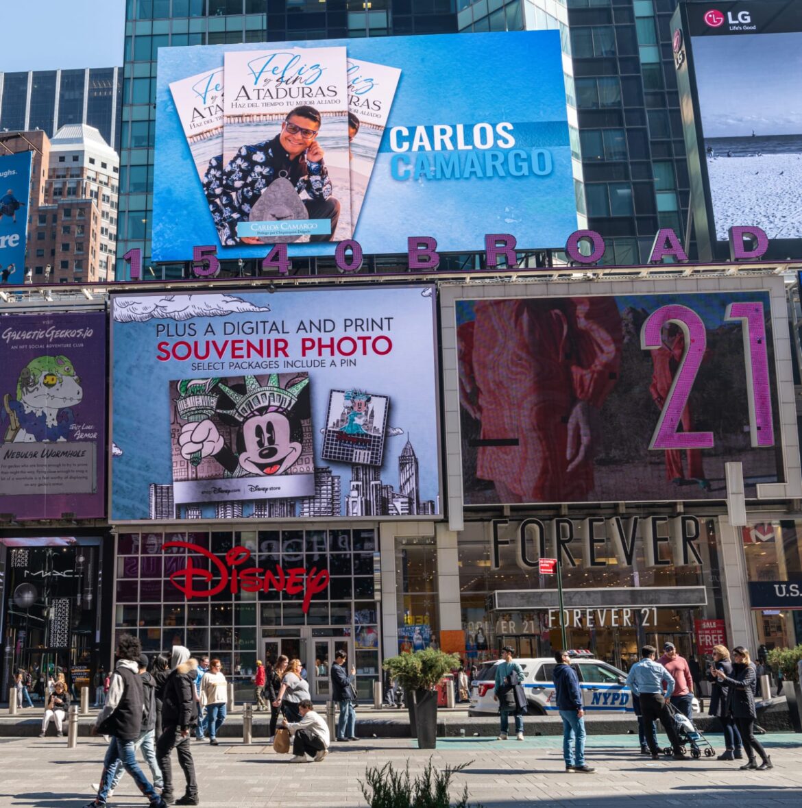 Carlos Camargo lanza oficialmente su primer libro desde las pantallas del Time Square