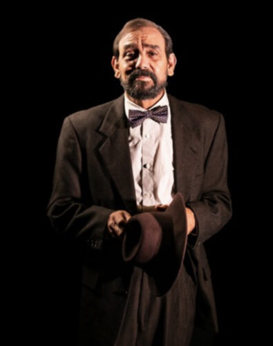 René Monclova vive su personaje en Cabaret El Musical