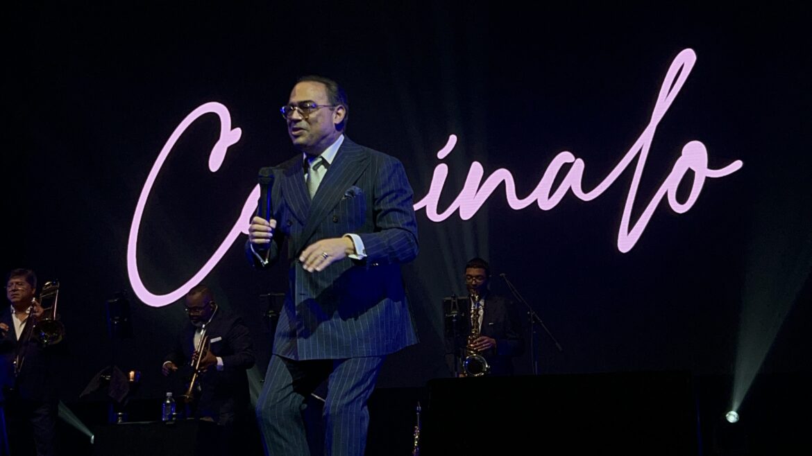 Gilberto Santa Rosa se convierte en el primer salsero en presentarse en el Antel Arena en Uruguay y llevó consigo la Plena puertorriqueña