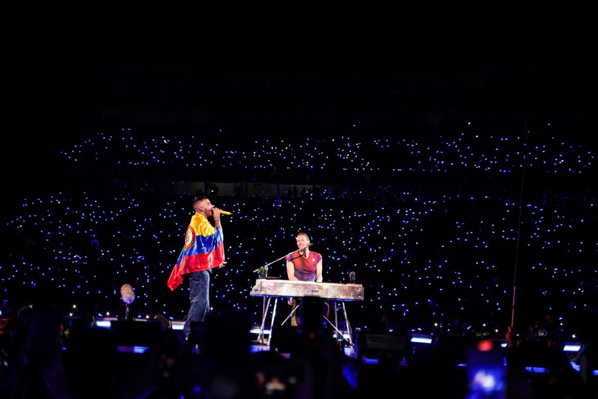 Coldplay sorprendió a sus fanáticos en Bogotá e invitó al escenario a Manuel Turizo para interpretar “La Bachata”