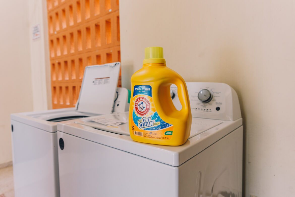 Arm & Hammer instala lavanderías en alianza con el municipio de Mayagüez