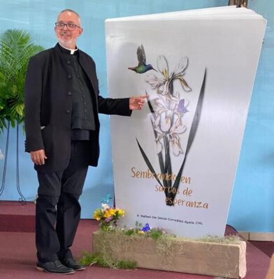 Padre Rafael De Jesús González Ayala lanza poemario místico titulado ”Sembrando en surcos de esperanza”