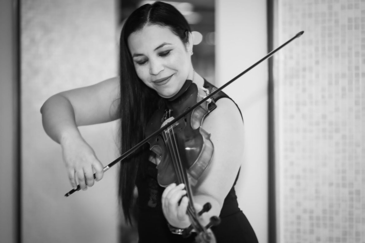 Zulgui Medina la maestra de violín que ayuda a los niños con necesidades especiales