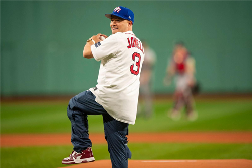 Jowell realiza lanzamiento de honor durante juego de los Red Sox en Boston