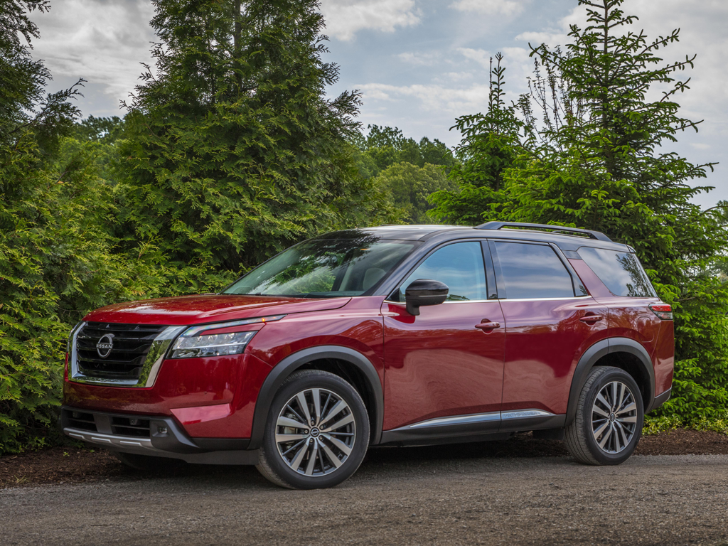 Nissan Pathfinder 2024 se destaca en la lista de los mejores vehículos para asientos de seguridad de Cars.com