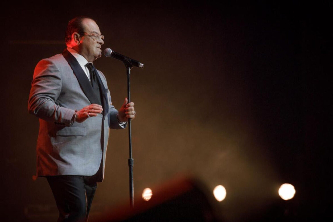 Tony Vega revalida como el romántico de la salsa en el concierto “Aparentemente Tour”