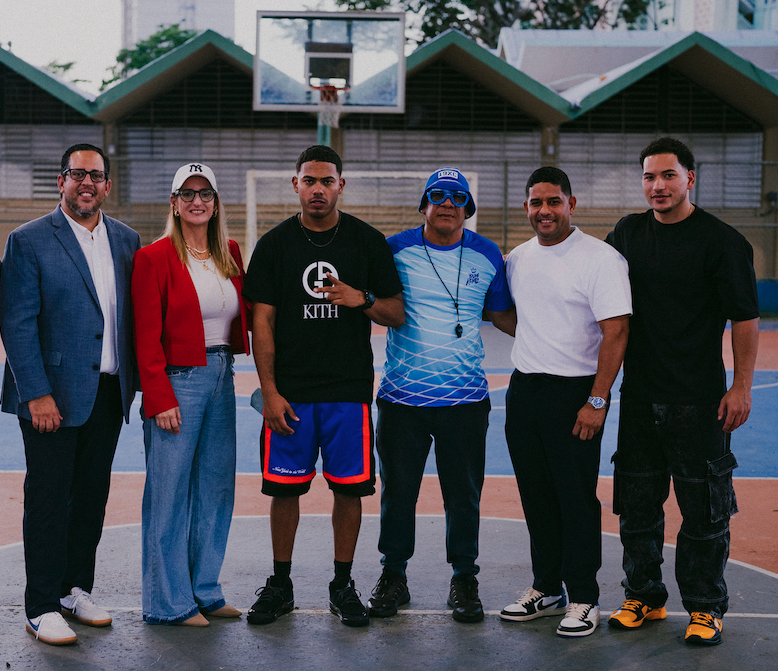 La Fundación Young Kingz dona uniformes a equipos de soccer