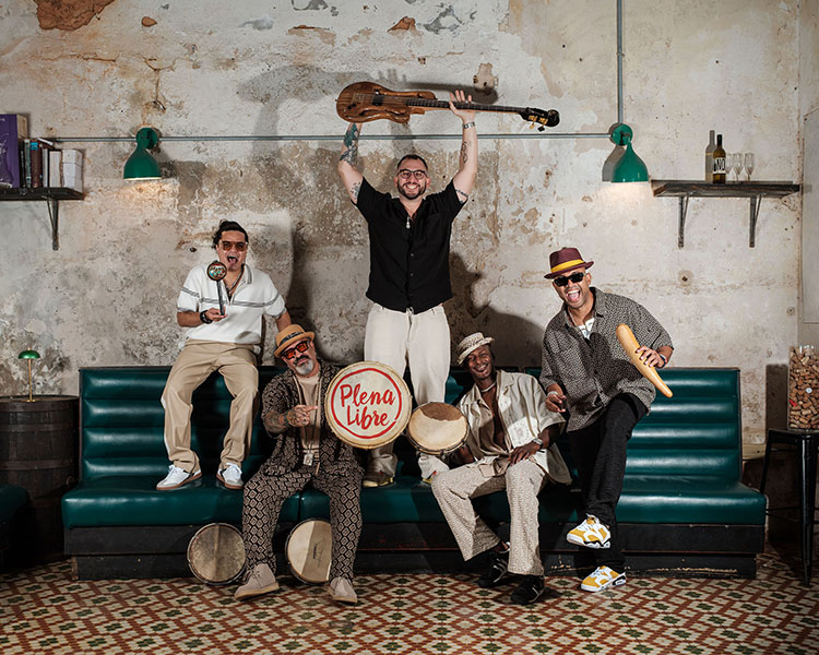 Plena Libre entre Puerto Rico y Estados Unidos llevando la bandera de la plena