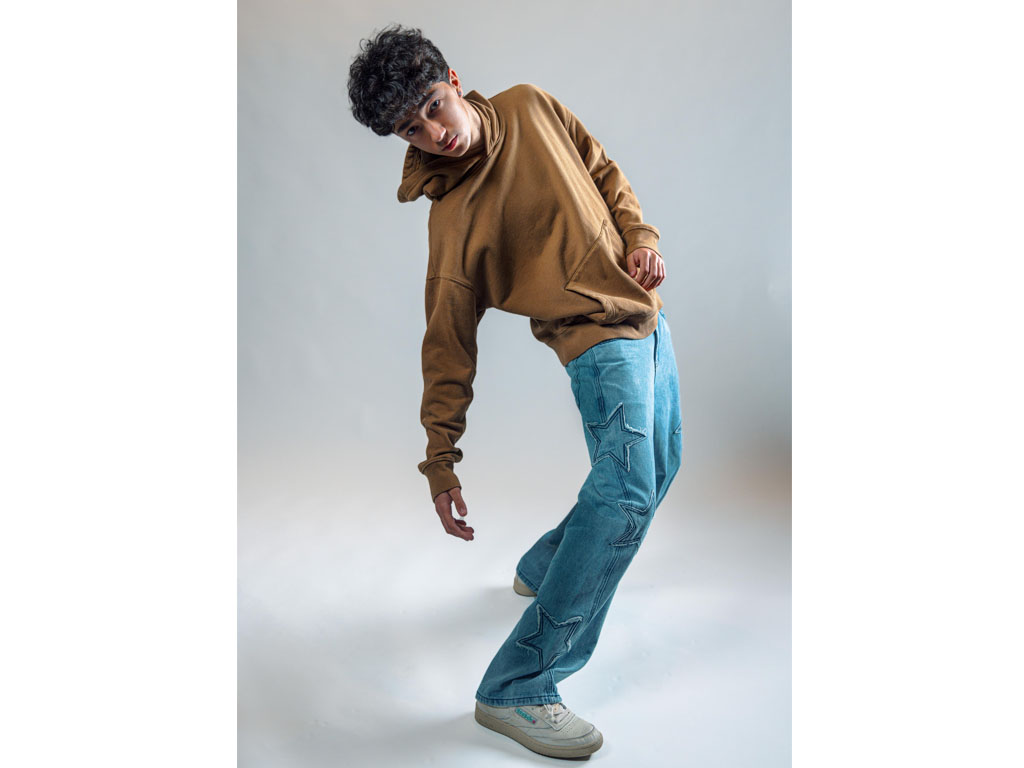 Adam Blasco lanza su nuevo sencillo “Más de Menos”, una canción que invita a vivir cada momento como irrepetible