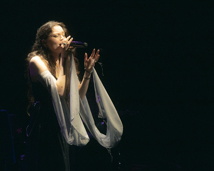 Catalina Uscátegui presenta ‘Constelaciones’, un EP introspectivo, emotivo y visceral