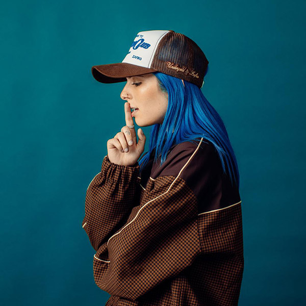 Iza M estrena “Playita”, el himno refrescante del verano