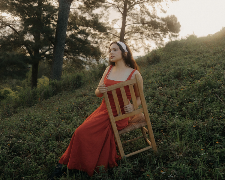 Ivana Loyola lanza “Acampas en mi Mente”, su primer sencillo de indie pop latino que celebra la nostalgia desde el amor