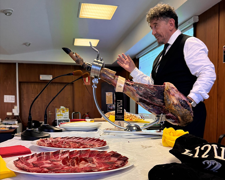 El maestro Florencio Sanchidrián y el Dr. Luis Montel afirman que el jamón ibérico es un “superalimento” para el deporte