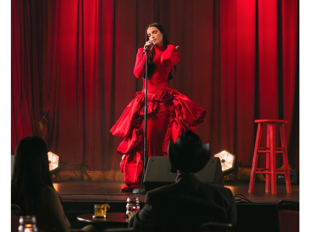 Zhamira Zambrano demuestra su calidad vocal con “Quisiera Ella”, un bolero con estética cinematográfica