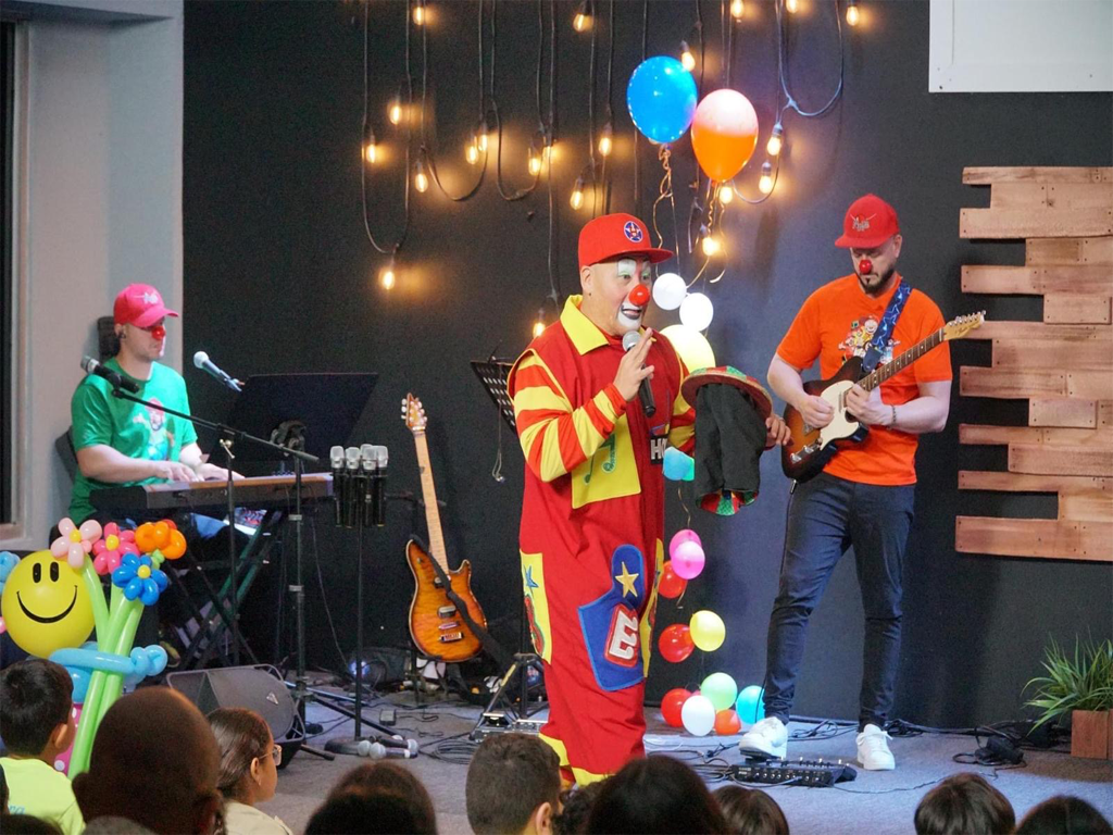 Narices Rojas Band lleva alegría con propósito