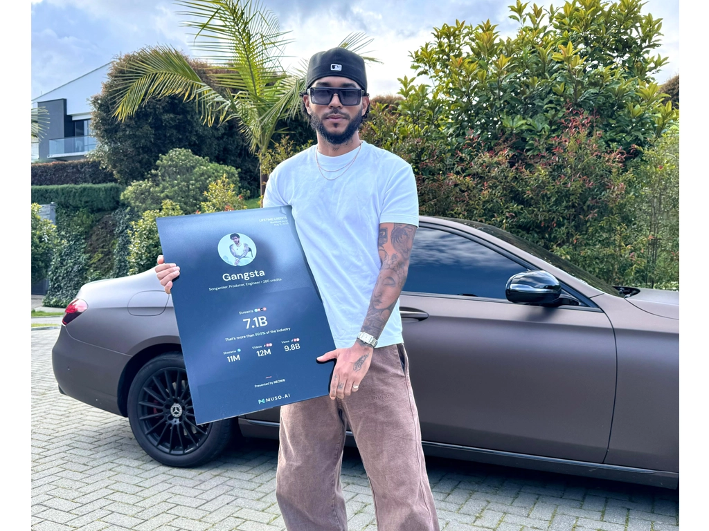 Gangsta celebra reconocimiento histórico con placa de 7.1 billones de reproducciones globales