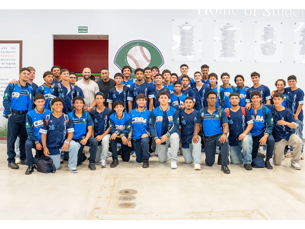 Edwin “Sugar” Díaz comparte con la nueva generación de peloteros en la academia de Carlos Beltrán en Puerto Rico