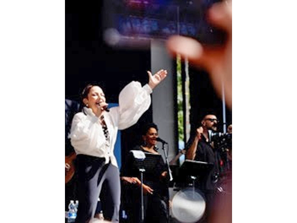 Gloria Estefan celebra 50 años de música en un multitudinario concierto en la Plaza de Colón de Madrid
