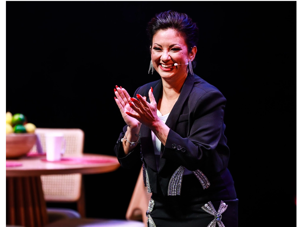 Entre risas y reflexión, Ivelissa Ríos conquista al público con su debut en “40 Plus”