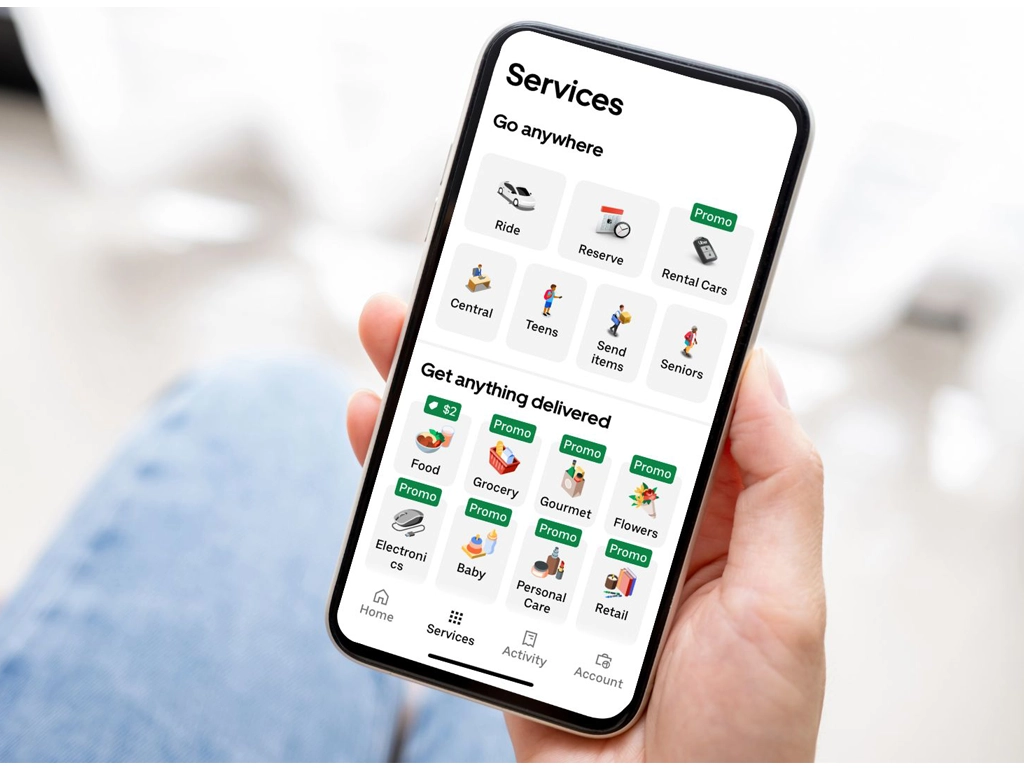 Adultos mayores ahora pueden viajar en Uber de forma más segura con esta nueva opción
