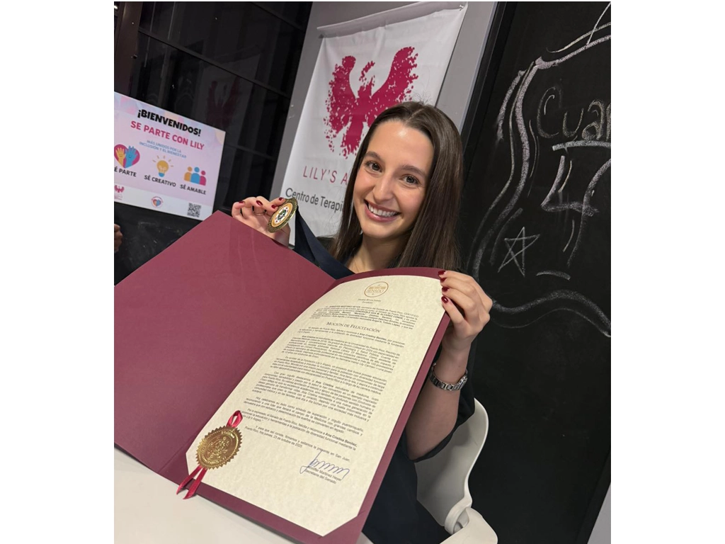 Reconocen a Ana Cristina Benítez por su liderazgo en inclusión y educación sobre diversidad funcional en Puerto Rico