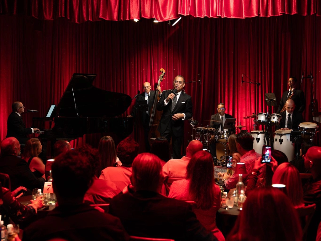 Gilberto Santa Rosa presenta Íntimo, una recopilación musical que celebra su cercanía con el público y una trayectoria legendaria