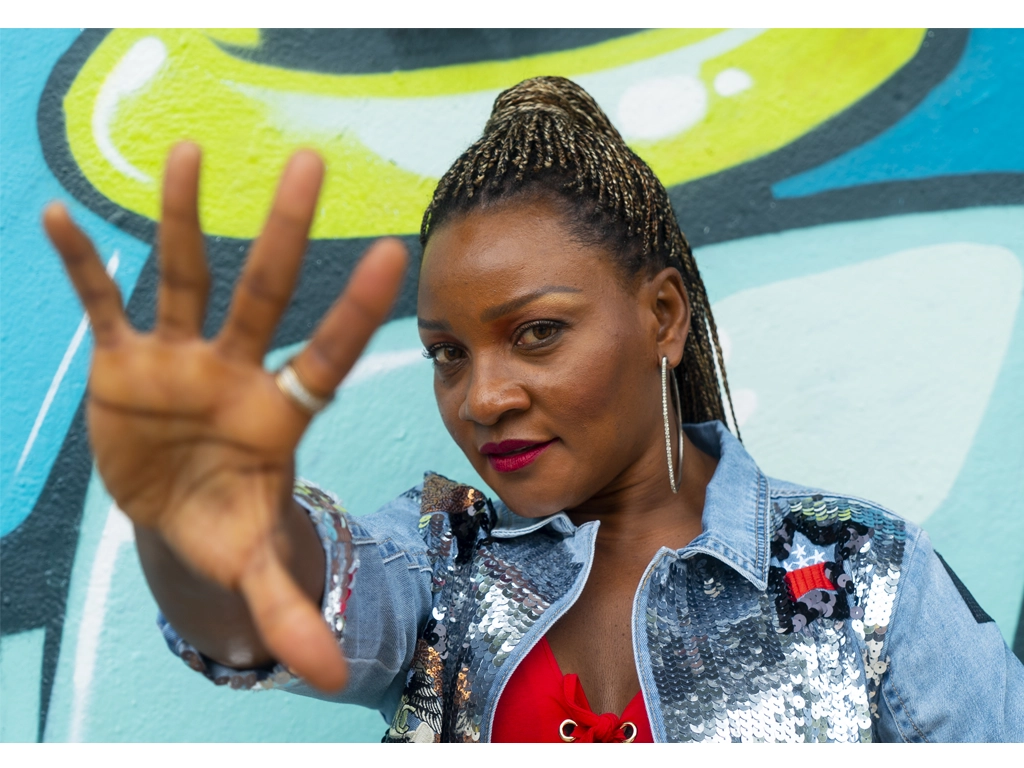 Reina Saba lanza “Bailando Duro” en toda América Latina