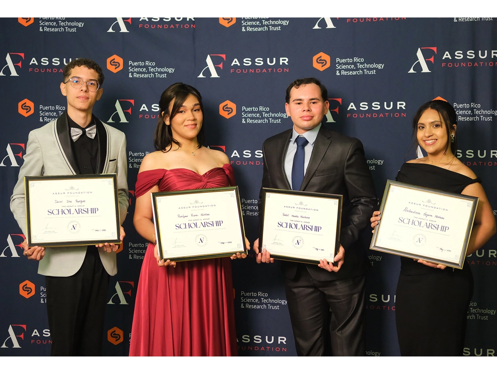 Otorgan $80,000 en becas STEM a cuatro estudiantes sobresalientes de escuelas públicas