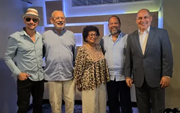 De izq. a derecha, Willito Otero (cantante), José Rodríguez (Presidente del Comité Centenario de Tite Curet Alonso), Hilda Curet (Hija de Tite Curet Alonso), Josean Ortiz (Actor y Productor) y Humberto Ramírez (trompetista, compositor, director musical)